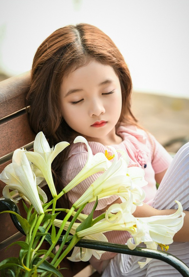 Vẻ đẹp mong manh của cô bé Hà Nội bên hoa loa kèn khiến cư dân mạng thổn thức Vẻ đẹp mong manh của cô bé Hà Nội bên hoa loa kèn khiến cư dân mạng thổn thức